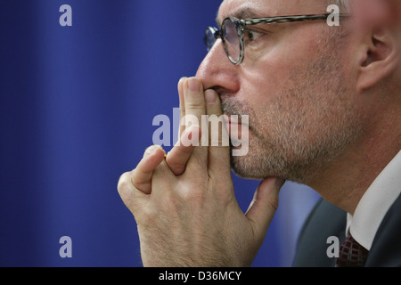 Giuseppe Battista hört, wie Kommissar Michel Bastarache seinen Untersuchungsbericht bei der Ernennung der Richter enthüllt Stockfoto