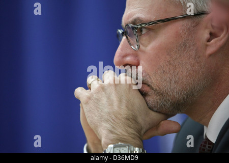 Giuseppe Battista hört, wie Kommissar Michel Bastarache seinen Untersuchungsbericht bei der Ernennung der Richter enthüllt Stockfoto