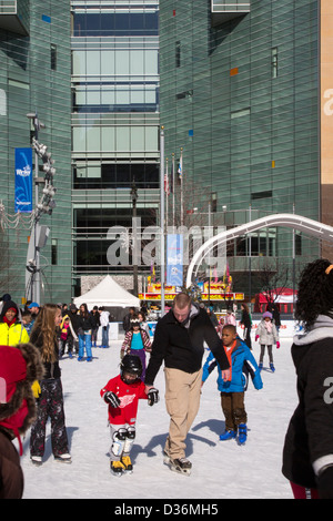 Menschen-Skate auf der Eisbahn im Campus Martius Park in Detroit Winter Blast Festival. Stockfoto