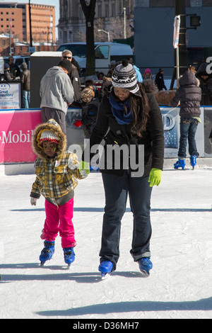 Menschen-Skate auf der Eisbahn im Campus Martius Park in Detroit Winter Blast Festival. Stockfoto