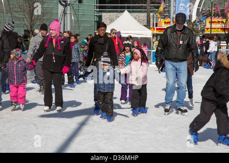 Menschen-Skate auf der Eisbahn im Campus Martius Park in Detroit Winter Blast Festival. Stockfoto