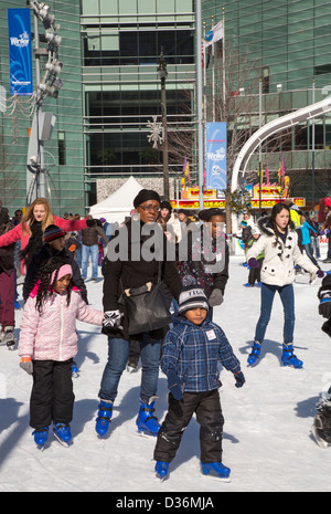 Menschen-Skate auf der Eisbahn im Campus Martius Park in Detroit Winter Blast Festival. Stockfoto