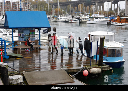 Passagiere aussteigen Granville Island Wasser Taxi false Creek Vancouver BC Kanada Stockfoto