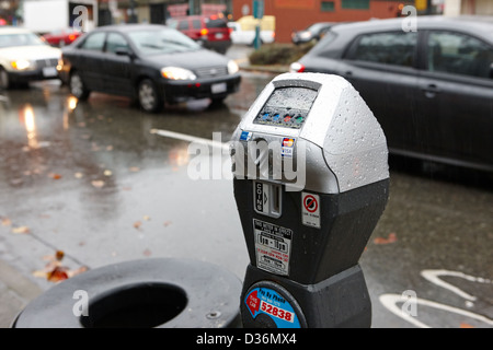 Wasser eingeweicht Münze und Kreditkarte Parkuhr auf den Straßen der Innenstadt von Vancouver BC Kanada Stockfoto