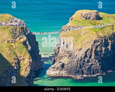 Touristen, die Überquerung der Carrick ein Rede Seilbrücke, Carrick island Ballycastle County Antrim Nordirland Großbritannien GB EU Europa Stockfoto