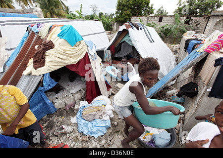 Leogane, Haiti, Flüchtlinge in Notunterkünften in der Stadt Stockfoto