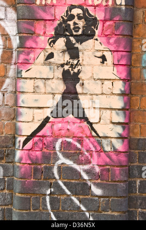 Urban Graffiti Streetart glamouröse Frau auf Ziegel Wand East London England Europa Stockfoto