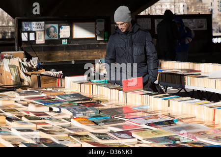 Second Hand Markt, Southbank, London buchen Stockfoto