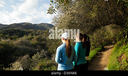 Wanderer unterwegs Los Leones (auch genannt Los Liones) Blick auf den Santa Monica Mountains Stockfoto