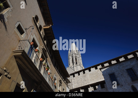 Kirche von Sant Feliu Turm und alte Häuser in Girona, Katalonien, Spanien. Stockfoto