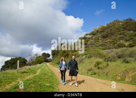 Paar Wandern Feuer unterwegs im Topanga State Park in Topanga, Kalifornien Stockfoto