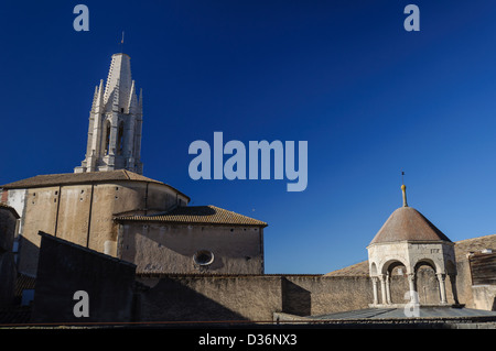 Kirche von Sant Feliu Turm und Arabische Bäder in Girona, Katalonien, Spanien. Stockfoto