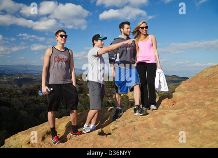 Freunde genießen die Aussicht vom Eagle Rock im Topanga State Park in Topanga, Kalifornien Stockfoto