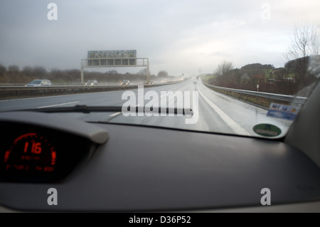 Fahren auf einer nassen Autobahn (Autobahn) Stockfoto