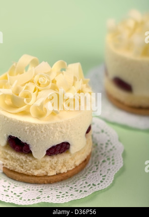 Gourmet-Dessert Shortbread Cookies, Himbeer Marmelade, Biskuit, Himbeeren und weiße Mousse au Chocolat gemacht. Stockfoto