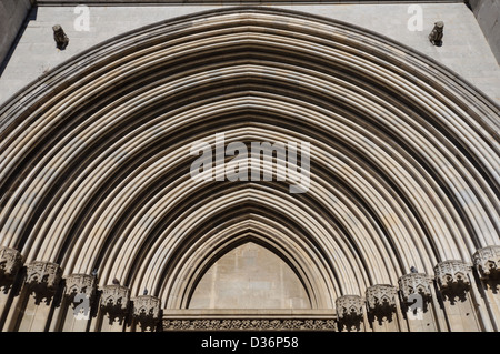 Die Kathedrale von Girona, Katalonien, Spanien. Detail der seitlichen Tür. Stockfoto