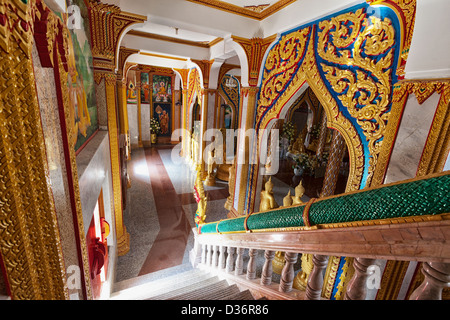 Das Innere eines buddhistischen Tempels mit Treppen - Wat Chalong Stockfoto