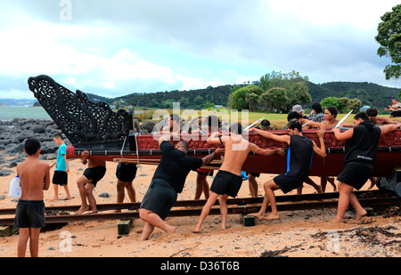 Maori Waka-Crew mit den großen Waka Ngatokimatawhaorua am Waitangi Treaty Grounds während Waitangi Day Feierlichkeiten. Stockfoto