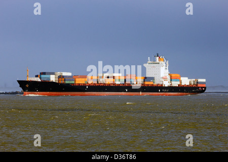Container-Schiff verlässt den Hafen von Rotterdam Stockfoto