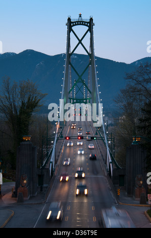 Abend-Schuss von Vancouvers Lions Gate Bridge Verkehr in Bewegung zeigen. Stockfoto