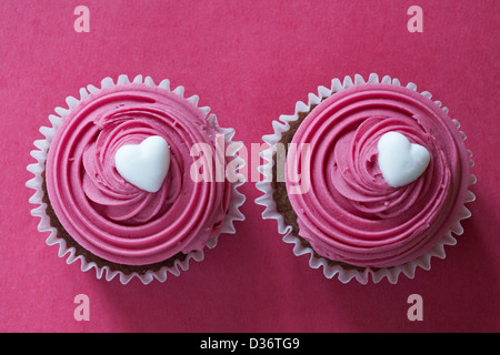 Zwei hallo Muffin Cupcakes auf rosa Hintergrund isoliert - ideal für Valentinstag, Valentinstag Stockfoto