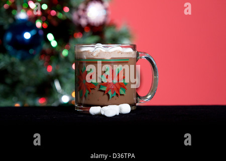 Tasse heißen Kakao mit Parkgarage vor Weihnachtsbaum Stockfoto