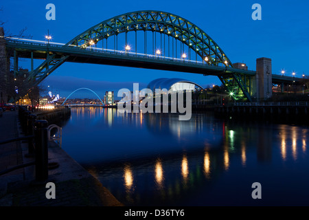 Tyne Bridge auf Sage Gateshead und Millennium Bridge, Gateshead Quays, Tyne and Wear, Nordostengland, UK, GB Stockfoto