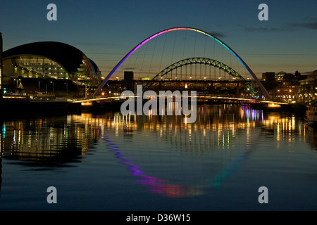 Gateshead Quays mit Sage Gateshead Millennium Bridge bei Nacht, Tyne und Abnutzung, North East England, UK, GB, Stockfoto