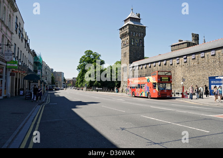 Offener Touristenbus außerhalb von Cardiff Castle Wales, Großbritannien Stockfoto