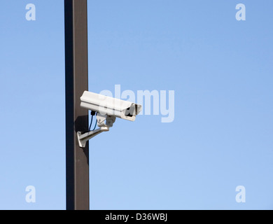 Überwachungskamera auf Lichtmast auf Parkplatz Stockfoto