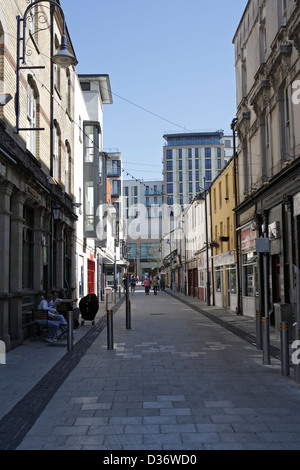 Blick auf die Caroline Street im Stadtzentrum von Cardiff Wales, mit St Davids 2 im Hintergrund Stockfoto