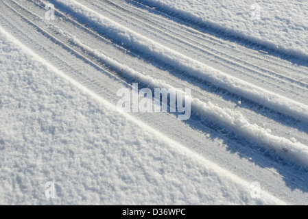 Auto Reifenspuren im frischen Schnee Stockfoto