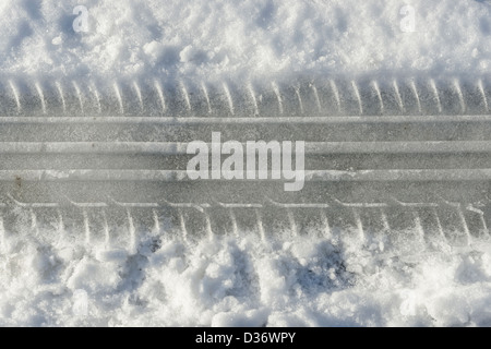 Auto-Reifen-Spur im Schnee Stockfoto