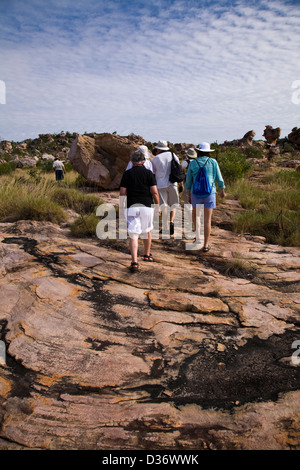 Wandern auf einem Gwion Gwion oder Bradshaw Aboriginal Felsmalereien site, Jar Insel, Vansittart Bay, Kimberley-Region in Western Australia Stockfoto