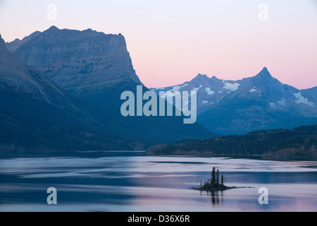 Sonnenaufgang am Wild Goose Island auf St. Mary Lake im Glacier National Park im Herbst. Montana. USA Stockfoto