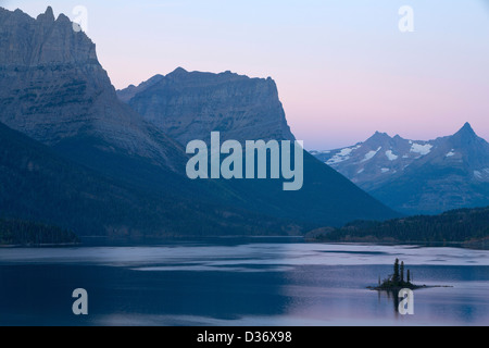 Sonnenaufgang am Wild Goose Island auf St. Mary Lake im Glacier National Park im Herbst. Montana. USA Stockfoto