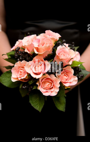 Halten Sie ihren Blumenstrauß Brautjungfer Nahaufnahme Stockfoto