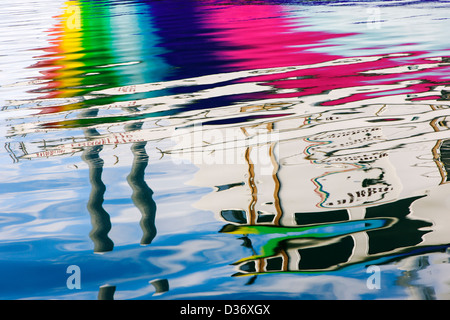 Charta und kommerziellen Fischerboote im Hafen, Homer, Alaska, USA, bunte Rumpf des Rainbow Connection Charterboot. Stockfoto