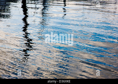 Wasserwellen reflektieren die Abenddämmerung Himmel, Hafen, Homer, Alaska, USA Stockfoto