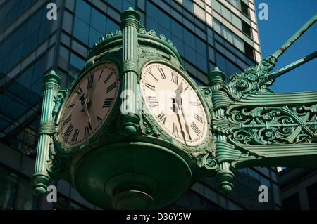 State Street, Chicago, Illinois. Der alte Marshall Fields (jetzt Macys) Uhr Stockfoto