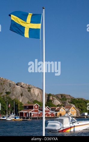 Grebbestad, Schweden die schwedische Flagge hängt die Fahnenstange im Hafen Stockfoto