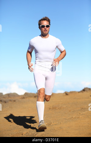 Sportlicher Fit sportlicher Mann in Kompression Kleidung laufen Marathon laufen in schöner Landschaft Stockfoto