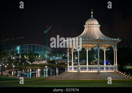 Die reich verzierten Elder Park Rotunde beleuchtet in der Nacht, flankiert von River Torrens und Adelaide Convention Centre Stockfoto