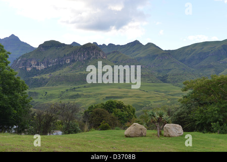 Ein Blick auf Cathedral Peak der Drakenberg Bergkette in Südafrika Stockfoto