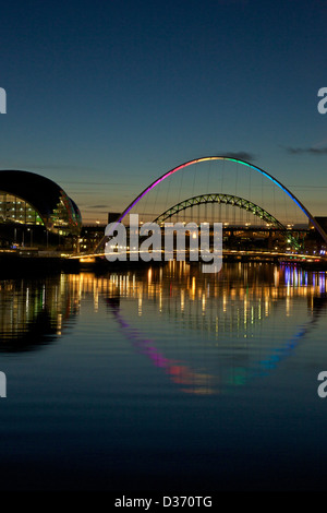 Gateshead Quays mit Sage Gateshead Millennium Bridge bei Nacht, Tyne und Abnutzung, North East England, UK, GB, Stockfoto