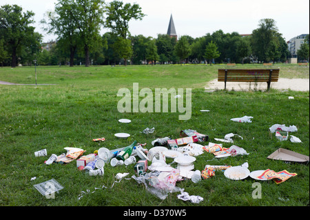 Kunststoffplatten, Plastikgeschirr, Einweggeschirr, plastik Müll, Suppe,  Platten, weiss Stockfotografie - Alamy