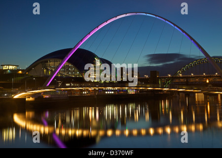 Gateshead Quays mit dem Salbei und Millennium-Brücke über den Fluss Tyne in der Nacht, Tyne und Abnutzung, North East England, UK, GB, Stockfoto