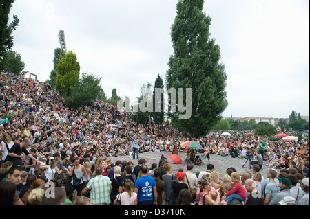 Berlin, Deutschland, im Publikum zu Bearpit Karaoke Show Mauerpark Stockfoto