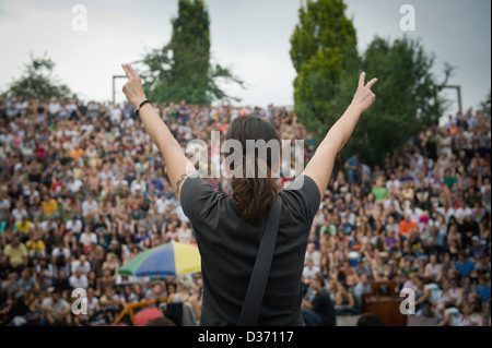 Berlin, Deutschland, im Publikum zu Bearpit Karaoke Show Mauerpark Stockfoto