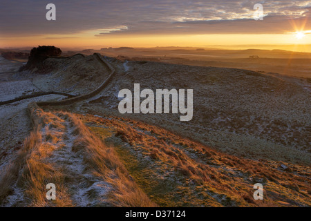 Tagesanbruch Sonnenaufgang am Hadrianswall National Trail wir von Cuddy die Klippen Northumberland UK zu Housesteads Fort Stockfoto